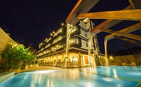 โรงแรม ที เอช บีช